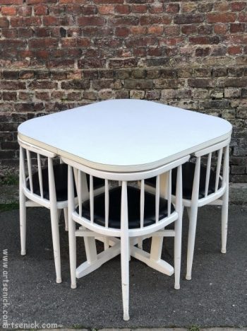 Une table et quatre chaises édition THONET des années 60